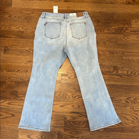 NWT Judy Blue Light Wash Slit Hem mid rise Bootcut SIZE 20W - Picture 12 of 12